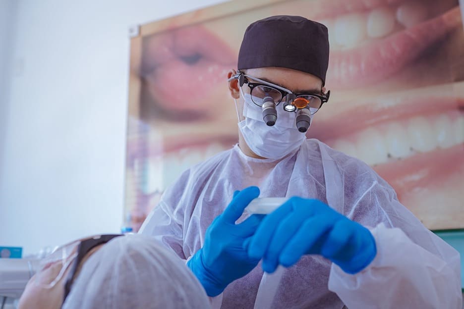 Dentista em Goiânia realizando restauração de resina
